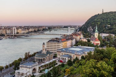 Erzsebet 'in Macaristan' ın Budapeşte kentinde sakladığı Tuna Nehri 'nin akşam manzarası