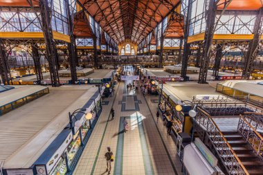 BUDAPEST, HUNGARY - 8 Eylül 2021: Budapeşte, Macaristan 'daki Büyük Pazar Salonu' nun İçi