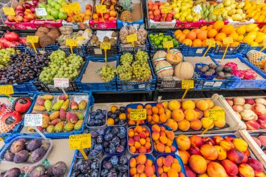 Avusturya, Viyana 'daki Naschmarkt pazarında satılık meyveler
