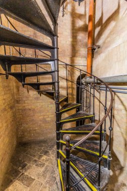 BUDAPEST, HUNGARY - 8 Eylül 2021: Budapeşte, Macaristan 'daki Aziz Stephen Bazilikası' nın kubbesine merdivenler