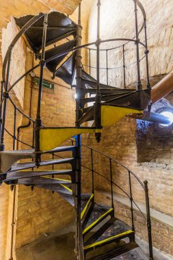 BUDAPEST, HUNGARY - 8 Eylül 2021: Budapeşte, Macaristan 'daki Aziz Stephen Bazilikası' nın kubbesine merdivenler