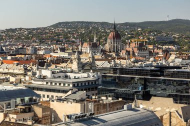 Macaristan 'daki Aziz Stephen Bazilikası' nın kubbesinden Budapeşte 'nin hava manzarası. Parlamento binası görünüyor.