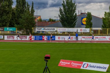 PLZEN, CZECHIA - 28 AĞUSTOS 2021: Çek Cumhuriyeti 'nin Plzen (Pilsen) kentindeki Atletizm Stadyumu' nda 22 yılın altındaki Çek Atletizm Şampiyonası 'nda engelli koşucular