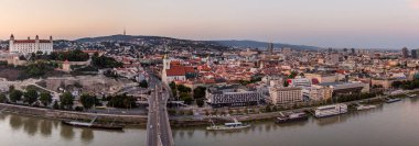 Bratislava, Slovakya 'daki eski şehir ve şatonun panoraması