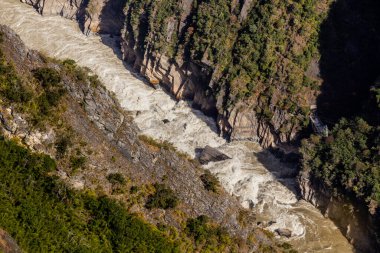 Kaplan Sıçrayan Vadisi 'ndeki Jinsha Nehri, Yunnan ili, Çin