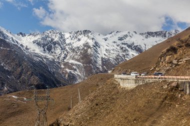 Çin 'in Sichuan bölgesindeki Siguniangshan kasabası yakınlarındaki tepeler karla kaplıydı.