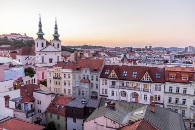 Başmelek Mikail Kilisesi ve Çek Cumhuriyeti 'nin Spilberk kalesiyle Brno' nun akşam silueti.