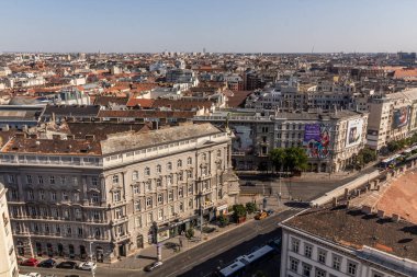 BUDAPEST, HUNGARY - 8 Eylül 2021: Macaristan 'ın St. Stephen Bazilikası' nın kubbesinden Budapeşte 'nin havadan görünüşü