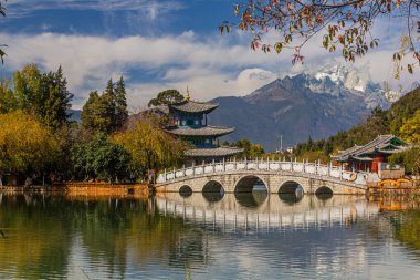 Lijiang, Yunnan 'daki Kara Ejder Havuzu' nun arkasındaki Yeşim Ejder Dağı, Çin