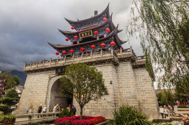 DALI, ÇİN - 11 Kasım 2019: Wuhua Kulesi Dali antik kenti, Yunnan, Çin