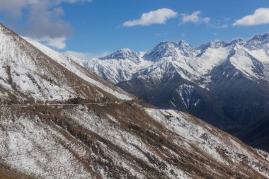 Siguniangshan kasabası yakınlarındaki yol G350 Sichuan, Çin