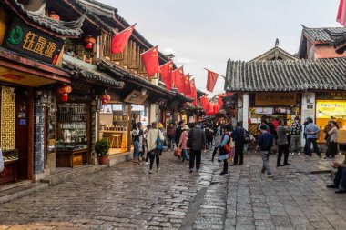 LIJIANG, ÇİN - 8 Kasım 2019: Eski Lijiang, Yunnan, Çin 'deki kalabalık