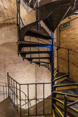 BUDAPEST, HUNGARY - 8 Eylül 2021: Budapeşte, Macaristan 'daki Aziz Stephen Bazilikası' nın kubbesine merdivenler