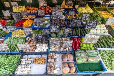 Avusturya, Viyana 'daki Naschmarkt pazarında satılık meyve ve sebzeler
