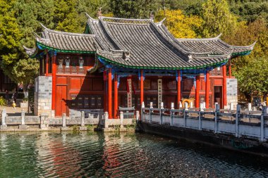 LIJIANG, ÇİN - 8 Kasım 2019: Lijiang, Yunnan, Çin 'deki Siyah Ejder Havuz Parkı Pavyonu
