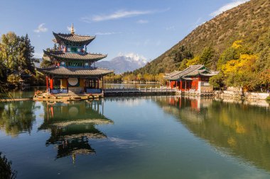 Lijiang, Yunnan 'daki Kara Ejder Havuzu' nun arkasındaki Yeşim Ejder Dağı, Çin