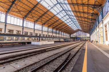 BUDAPEST, HUNGARY - 8 Eylül 2021 Budapeşte Nyugati tren istasyonu, Macaristan