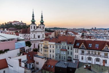 Brno 'nun Skyline' ı Aziz Mikail Kilisesi ve Çek Cumhuriyeti Başmelek ve Dökülen Şato