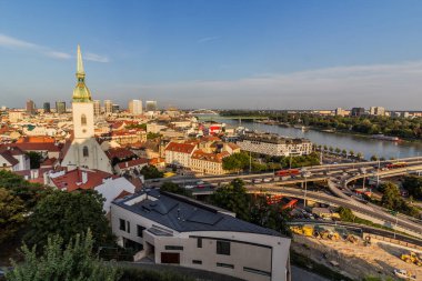 Slovakya 'nın Bratislava kentindeki eski şehrin hava manzarası