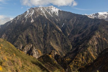 Çin 'in Sichuan eyaletindeki yüksek dağ.