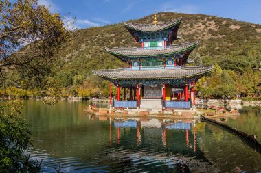 Lijiang, Yunnan 'daki Kara Ejder Havuz Parkı' nda beş Phoenix Pavyonu, Çin