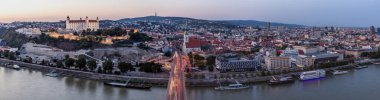 Kalenin panoraması ve Slovakya 'nın başkenti Bratislava' daki eski kasaba