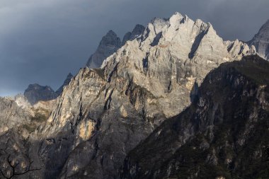 Kaplan Sıçrayan Vadisi 'nin tepeleri, Yunnan ili, Çin