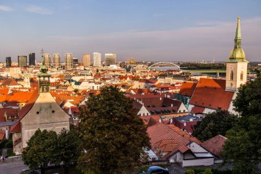 Slovakya 'nın Bratislava kentindeki eski şehrin hava manzarası