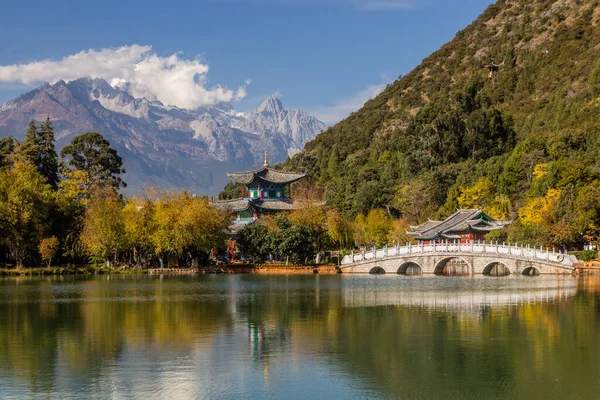 stock image Jade Dragon Snow Mountain behind Black Dragon Pool in Lijiang, Yunnan province, China