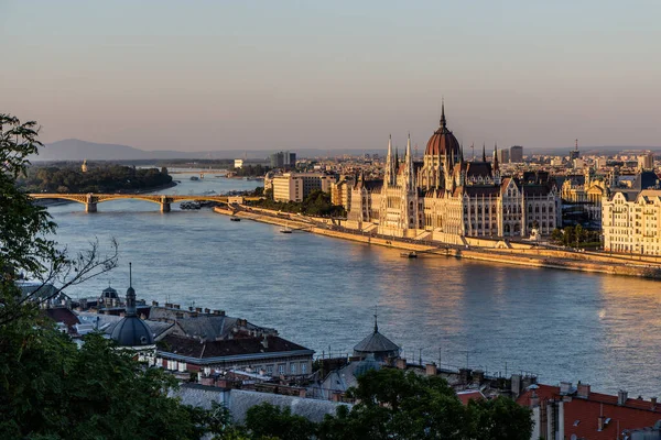 ドナウ川とブダペスト ハンガリーでハンガリー国会議事堂 — ストック写真