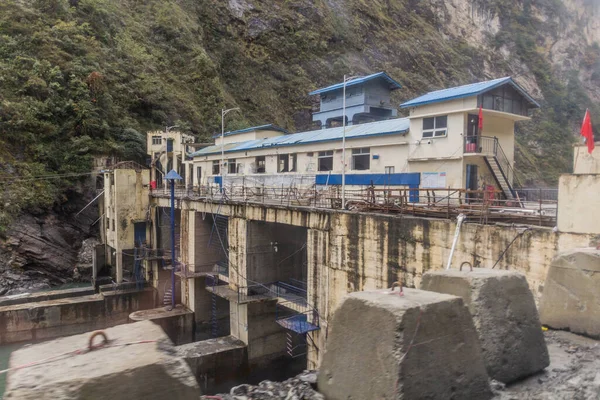 Çin 'in Sichuan bölgesindeki Wolong kasabası yakınlarındaki Pitiao nehrinde bir baraj.