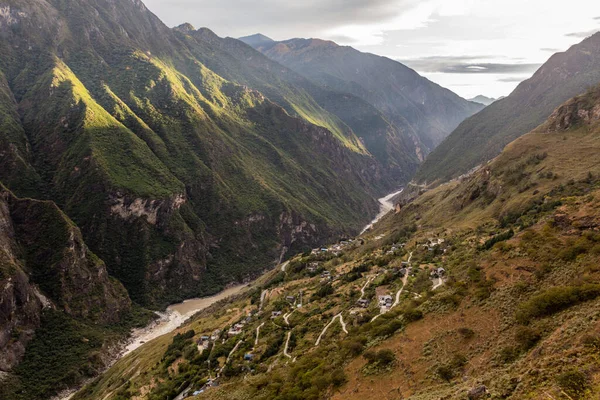 中国雲南省の峡谷を跳躍タイガー — ストック写真