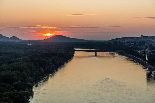 Bratislava Slovakya Tuna Nehri Üzerinde Gün Batımı — Stok fotoğraf