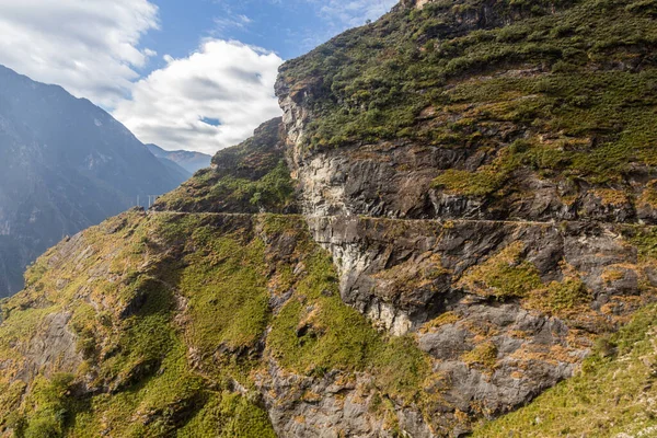 stock image Hiking trail in Tiger Leaping Gorge, Yunnan province, China