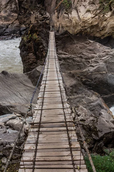 タイガー渓谷 雲南省 中国の跳躍沙河の上に足の橋ハンギング — ストック写真