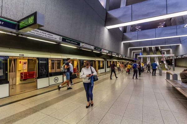 ブダペスト ハンガリー 2021年9月8日 ハンガリーのブダペストにあるKeleti Palyaudvar地下鉄駅 — ストック写真