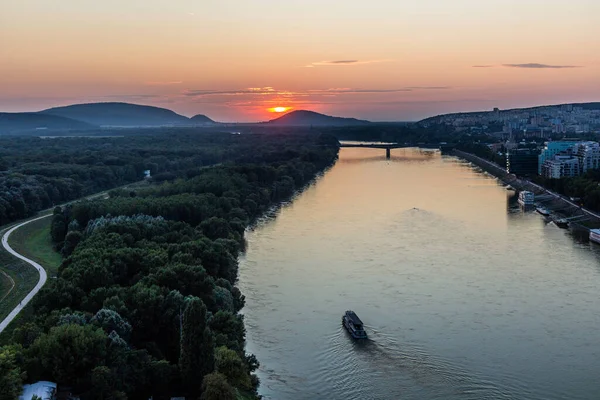 Bratislava Slovakya Tuna Nehri Üzerinde Gün Batımı — Stok fotoğraf