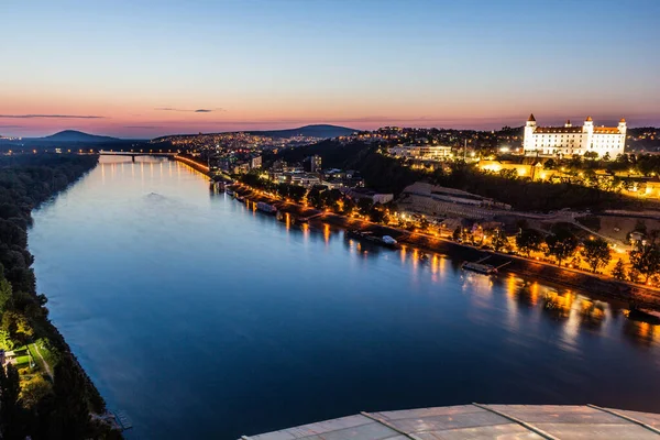 Večerní Pohled Řeku Dunaj Hrad Bratislavě Hlavní Město Slovenska — Stock fotografie