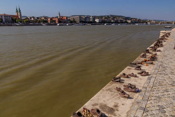 stock image BUDAPEST, HUNGARY - SEPTEMBER 8, 2021: Shoes on the Danube Bank memorial in Budapest, Hungary