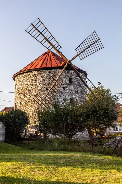 チェコ共和国モラヴィア カルスト地方のOstrov Macochy村にある古い風車 — ストック写真