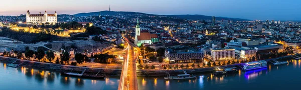 Avondpanorama Van Het Kasteel Oude Stad Bratislava Hoofdstad Van Slowakije — Stockfoto