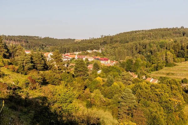 Flybilde Landsbyen Ostrov Macochy Regionen Moravian Karst Tsjekkia – stockfoto