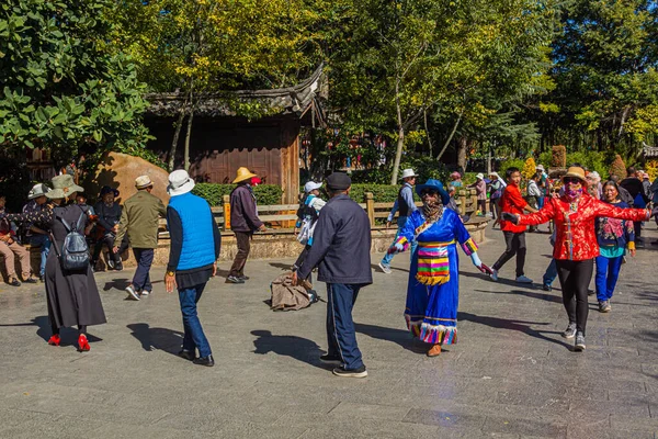 Lijiang China November 2019 Local People Dance Old Town Lijiang — Stock Photo, Image