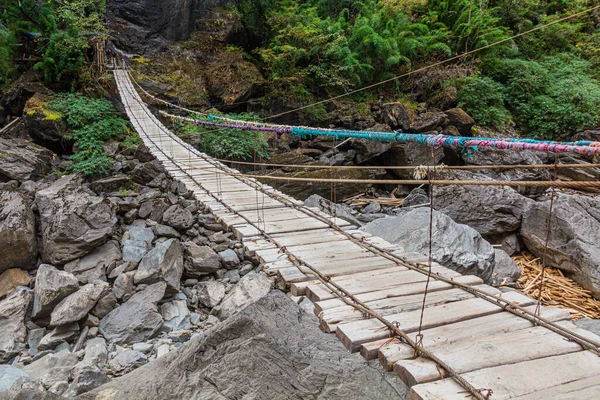 タイガー渓谷 雲南省 中国の跳躍沙河の上に足の橋ハンギング — ストック写真