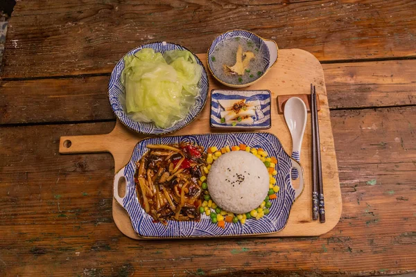 Mahlzeit China Yuxiang Zerfetztes Schweinefleisch Gemüse Essiggurken Reis Und Pilzsuppe — Stockfoto