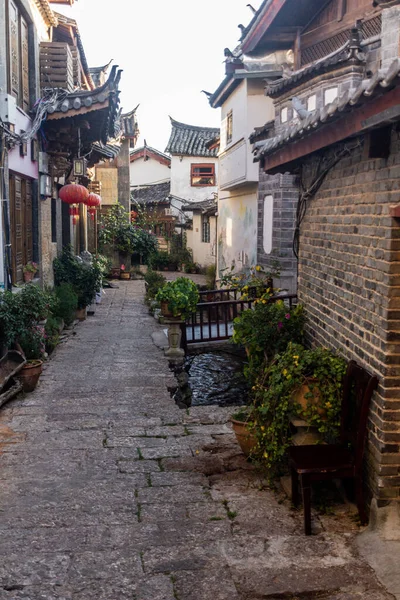 中国雲南省麗江の旧市街の狭い路地 — ストック写真