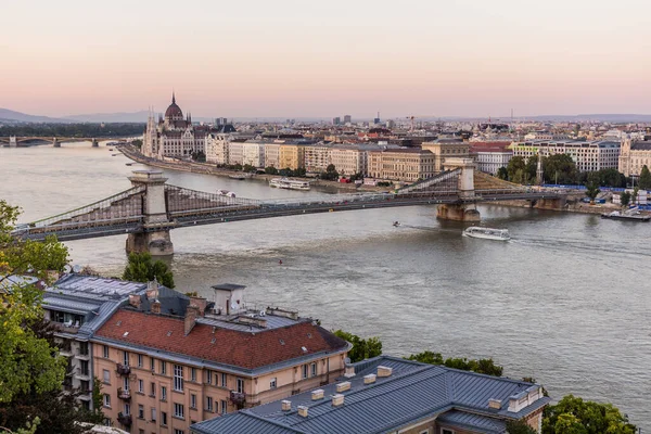 ハンガリーのブダペストにあるSzechenyi Lanchid橋とハンガリー議会ビルとドナウ川の夕景 — ストック写真