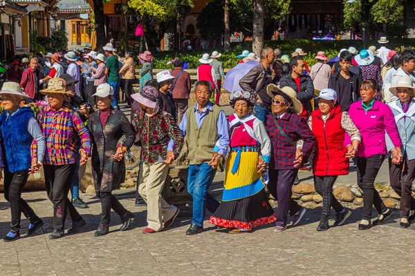 11月8 2019 地元の人々は中国雲南省麗江の旧市街で踊ります — ストック写真