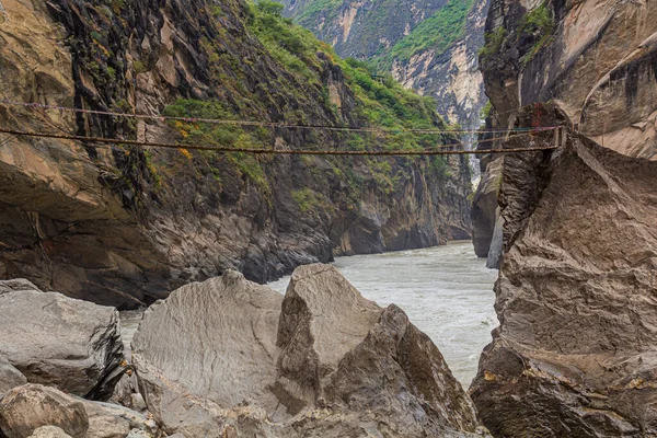 Hanging Foot Bridge Jinsha River Tiger Leaping Gorge Yunnan Province — Stock Photo, Image