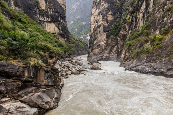 stock image Rapids of Jinsha river in Tiger Leaping Gorge, Yunnan province, China